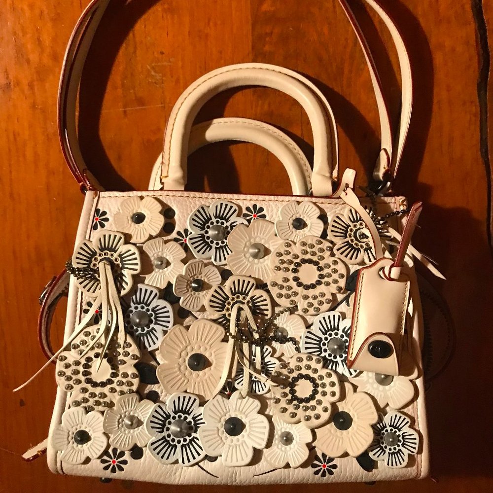 COPY - COACH 1941 Leather Rogue 25 Tea Rose Appliqué